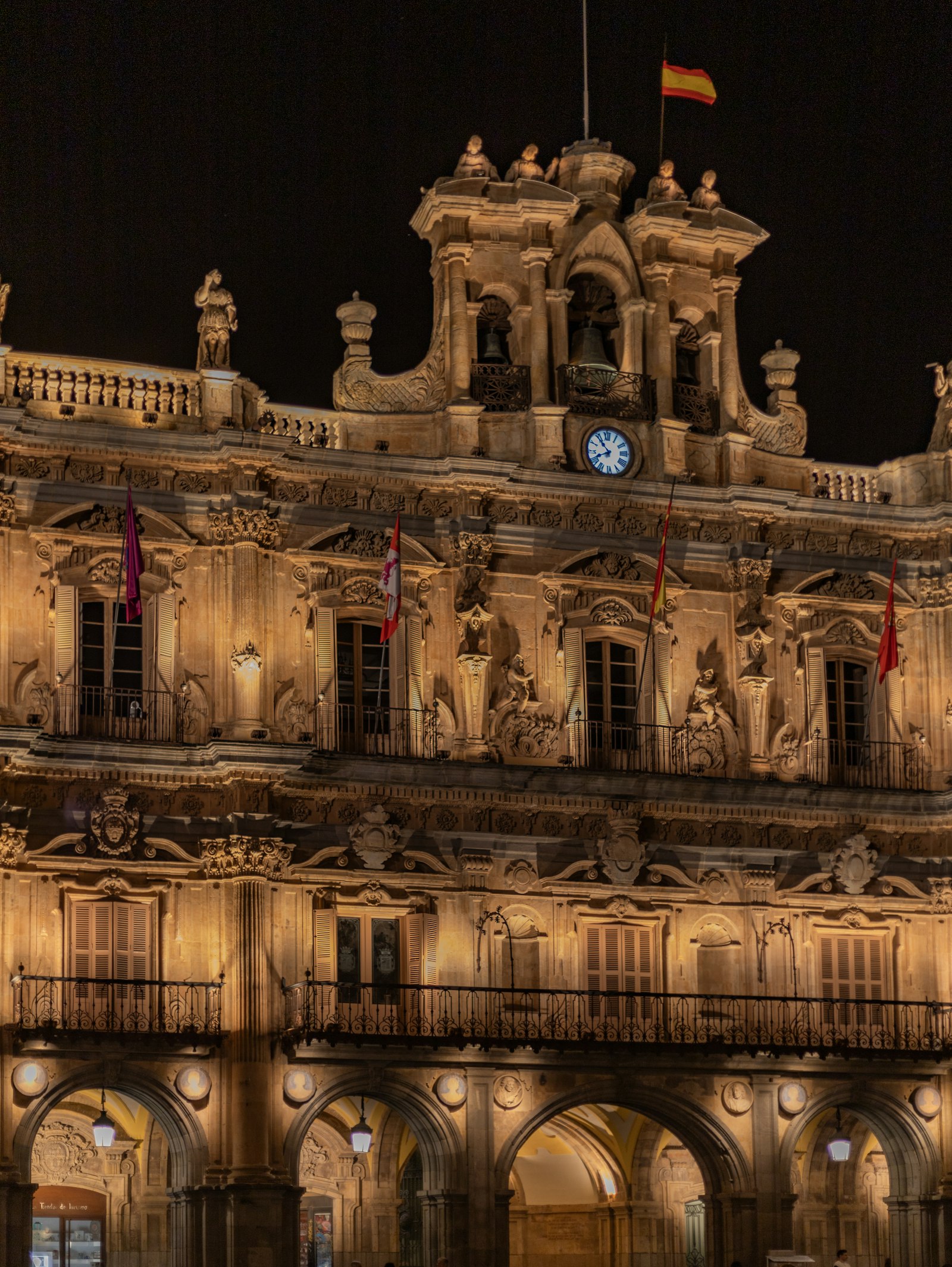 Plaza Mayor de Salamanca iluminada de noche — pabellón del reloj