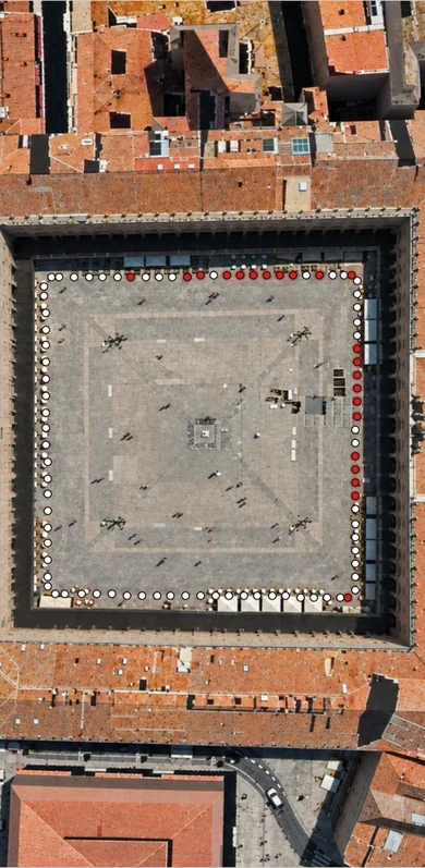 Captura de la guía en el móvil: el plano de la plaza en vertical, con un círculo por arco y en rojo los que siguen sin labrar