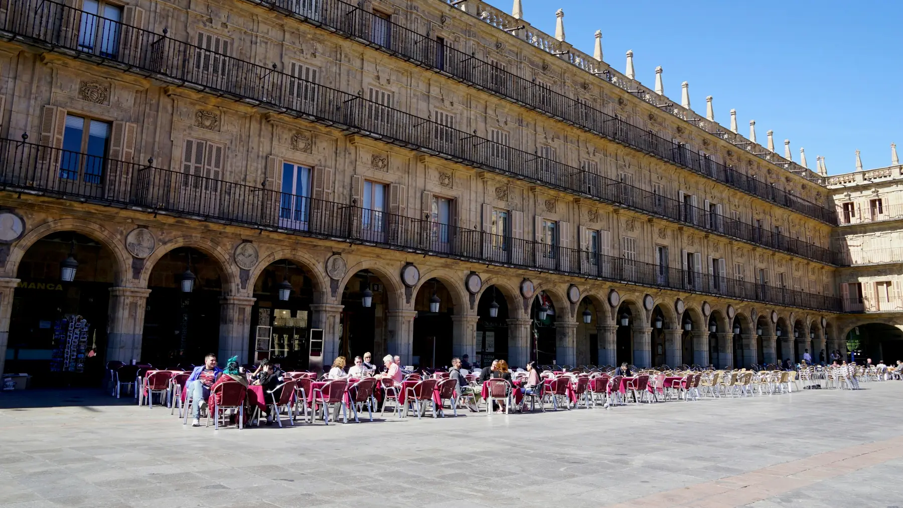 Plaza Mayor de Salamanca con sus soportales y las terrazas al sol